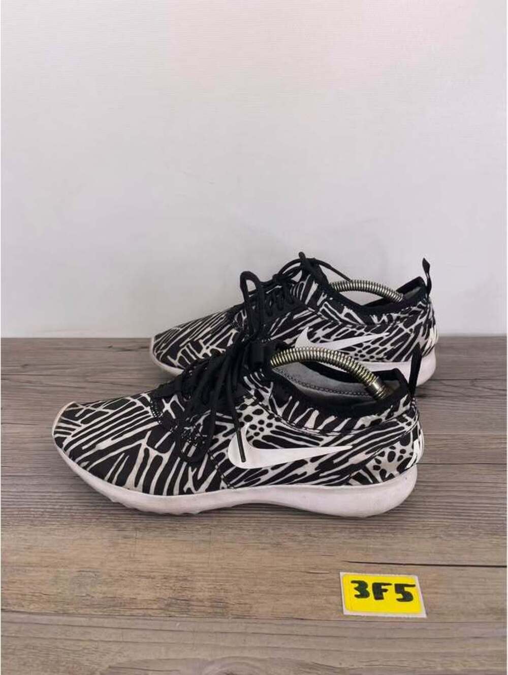 Nike Roshe One Black and White Graphic Print Sneakers Women's Size 7